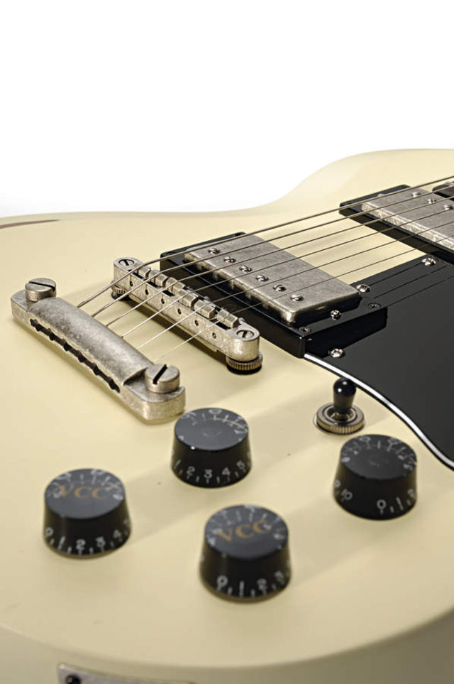 This Washburn comes with aged Gibson-ish fittings. This Washburn comes with aged Gibson-ish fittings.